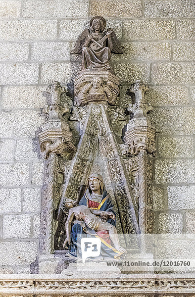 Bretagne  Fougeres  Kirche St. Sulpice  Maria Magdalena hält Christus bei seiner Kreuzabnahme (auf dem Weg nach Santiago de Compostela)