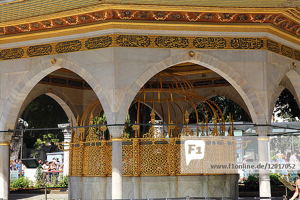 Türkei  Istanbul  Gemeinde Fatih  Stadtteil Sultanahmet  Basilika Sainte Sophie (Aya Sofia Museum)  Brunnen von 1740