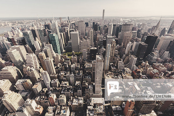 Hochwinkelansicht von Manhattan vom Empire State Building aus gesehen  New York City  New York  USA