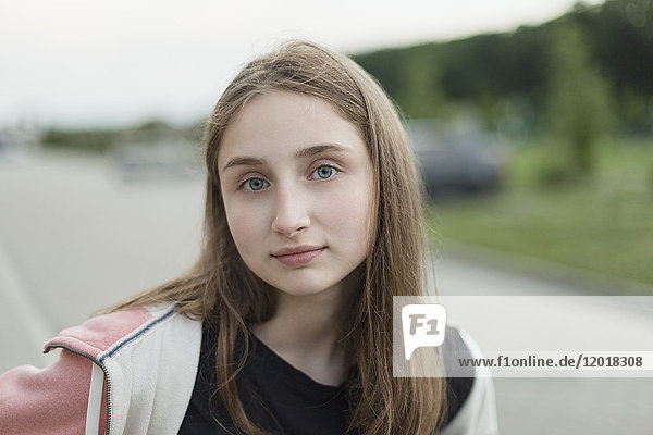 Porträt eines jungen Mädchens mit grauen Augen