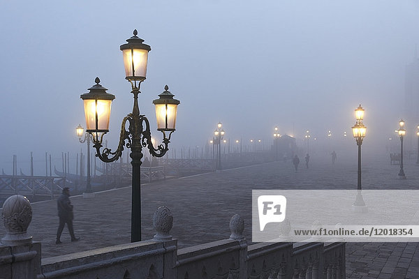 Markusplatz im Nebel  Venedig  Italien