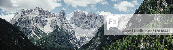 Panoramablick auf felsige Berge gegen den Himmel  Südtirol  Italien