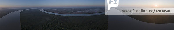 Panoramablick auf den Fluss gegen den Himmel bei Sonnenuntergang  Irrawaddy-Delta  Myanmar