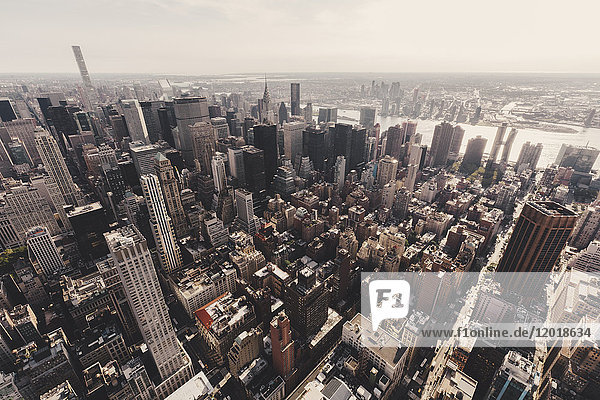 Hochwinkelansicht der Gebäude in Manhattan vom Empire State Building aus gesehen  New York City  USA