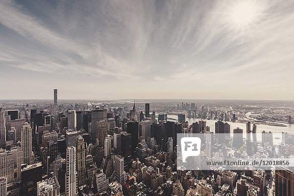 Manhattan und East River gegen den Himmel vom Empire State Building aus gesehen  New York City  New York  USA