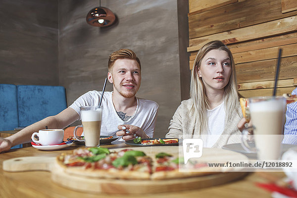 Junges Paar bei Pizza im Restaurant
