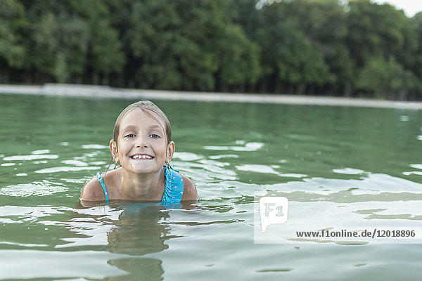 Porträt eines lächelnden Mädchens im Schwimmbad