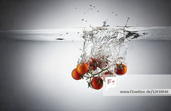 Nahaufnahme von Tomaten im Spritzwasser