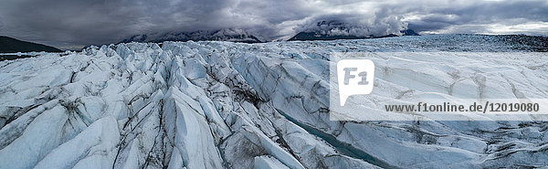 Panoramablick auf den Gletscher bei bewölktem Himmel  Knik-Gletscher  Palmer  Alaska  USA