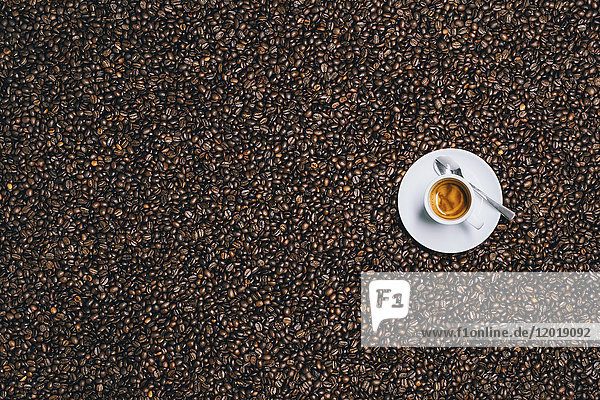 Direkt über Schuss Espressotasse auf gerösteten Kaffeebohnen