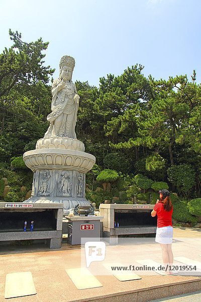 Südkorea  Busan. Haedong Yonggungsa-Tempel. Statue des Haesu Gwaneum Daebul. Große Göttin Buddha aus Meerwasser