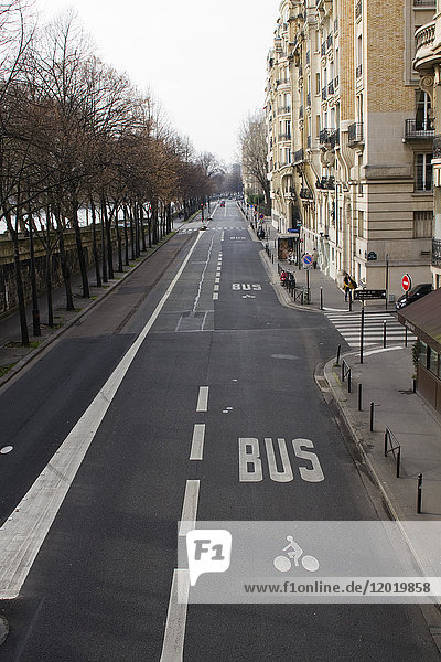 Frankreich  Paris  Avenue du President Kennedy  am Sonntagmorgen.