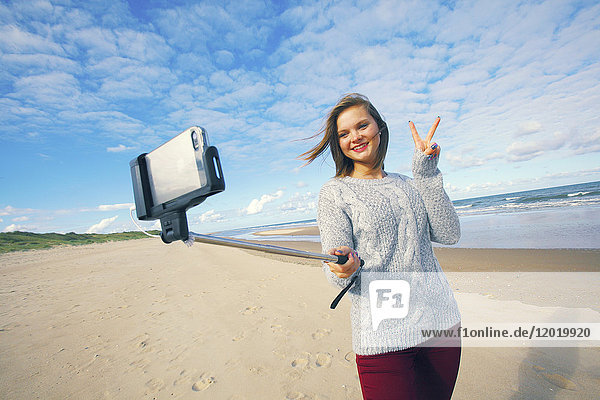 Frankreich  Frau macht Selfie.