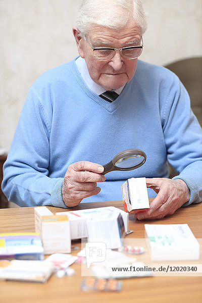Älterer Mann mit Medikamenten
