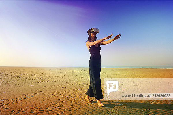 Frau am Strand. Virtual Reality Headset