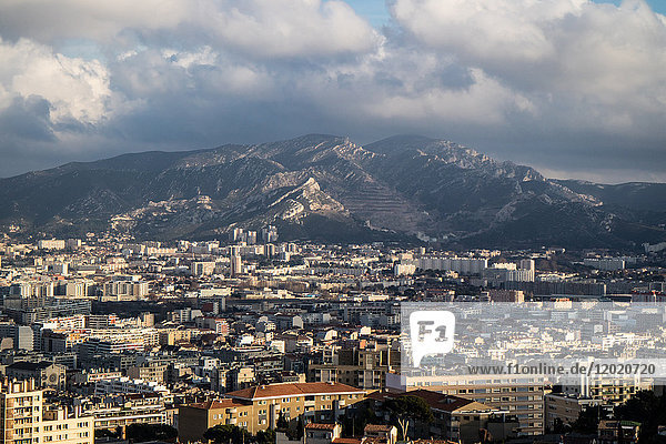 Frankreich  Marseille  Blick auf die Stadt von Notre Dame de la Garde