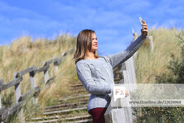 Frankreich  Frau macht Selfie.