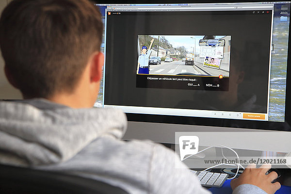 Frankreich  Teenager  die mit der Straßenverkehrsordnung durch das Internet gejagt werden.