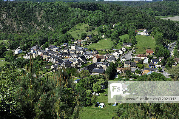 Frankreich  Region Pays de La Loire  Departement Sarthe  Dorf Saint-Leonard-des-Bois an den Ufern der Sarthe.