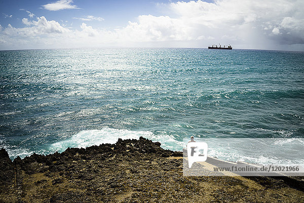 Ein Mann sieht sich eine Ladung an  Insel Gosier  Guadeloupe  Frankreich