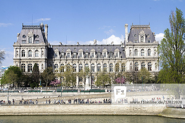 Frankreich  Pariser Rathaus  Fluss Seine im Vordergrund