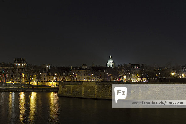 Frankreich  Paris  stromaufwärts gelegene Spitze der Île de la Cite  im Hintergrund: das Pantheon  bei Nacht.