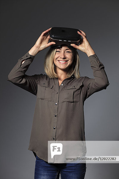 Junge Frau mit Virtual-Reality-Maske
