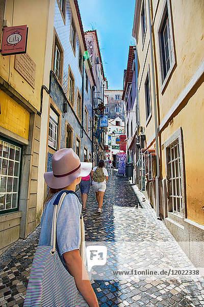 Junge Frau schaut zurück auf eine Gasse in der Stadt Sintra  Region Lissabon  Portugal