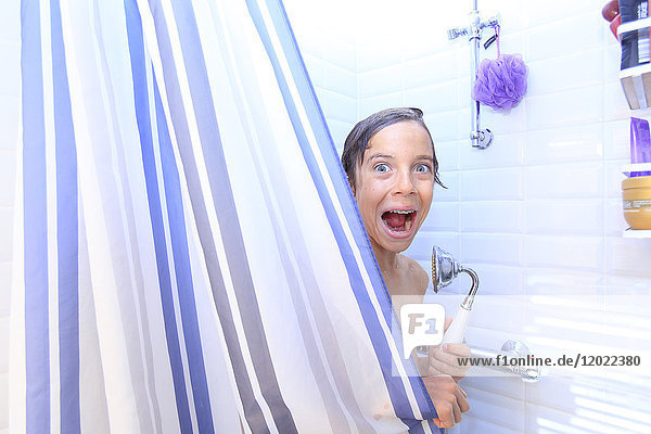 Frankreich  kleiner Junge im Badezimmer unter der Dusche.