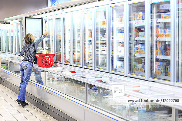 Frankreich  Frau in einem Supermarkt.