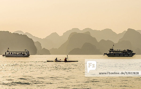 Vietnam  Ha Long Bay bei Sonnenuntergang  Spaziergang mit Booten und Kajak (UNESCO-Welterbe)
