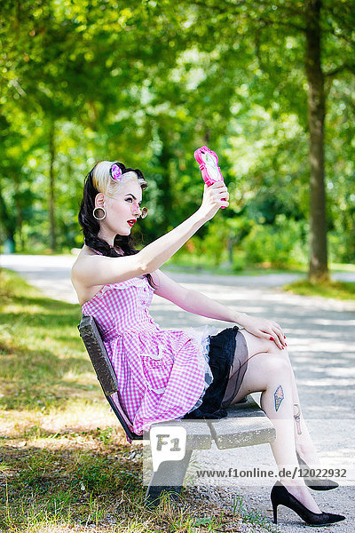 Portrait d'une jeune Pin Up de profil  selfie non Prenant