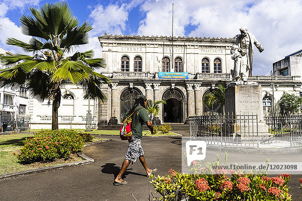 Ein schwarzer Mann geht auf dem Platz von Camille Darsiere  Fort-de-France  Martinique  Frankreich