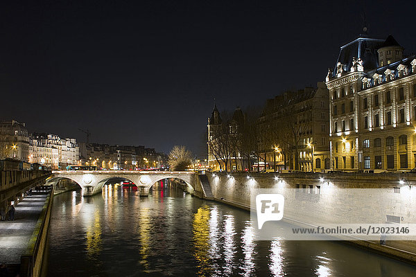 Frankreich  Paris  die Seine  die Saint-Michel-Brücke  bei Nacht.