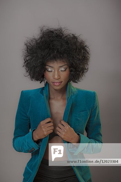 Nahaufnahme einer jungen attraktiven afrikanischen Frau mit einer farbigen Jacke