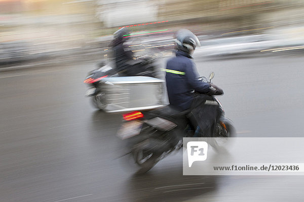 Frankreich  Paris  Kuriere auf Motorrollern.