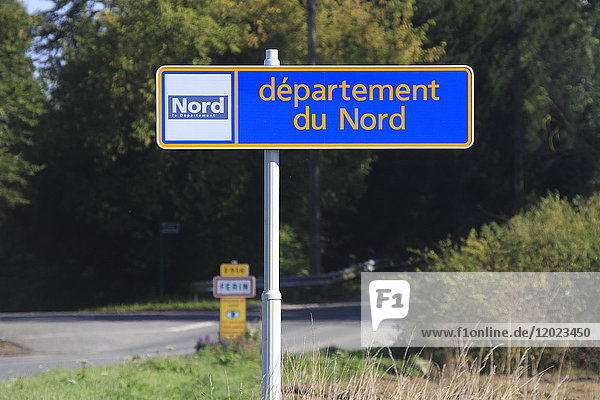 Frankreich. Norden. Straßenschild.
