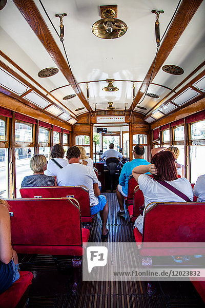 Touristen in einer Straßenbahn  Lissabon  Portugal