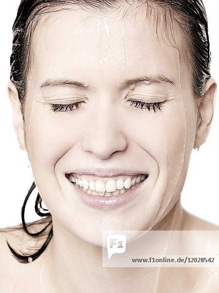 Junge Frau mit Wassertropfen im Gesicht,  Porträt
