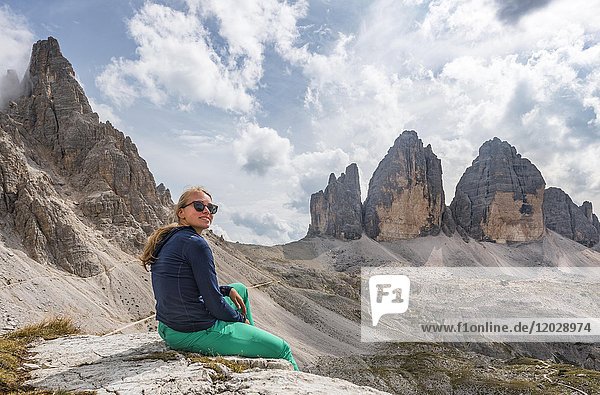Wanderer macht eine Pause  Nordwände der Drei Zinnen  Sextner Dolomiten  Südtirol  Trentino-Südtirol  Südtirol  Italien  Europa