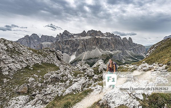 Wanderer auf dem Weg zur Cirspitze  Sellagruppe  Grödnerjoch  Passo Gardena  Naturpark Puez-Geisler  Dolomiten  Wolkenstein  Südtirol  Trentino-Südtirol  Italien  Europa
