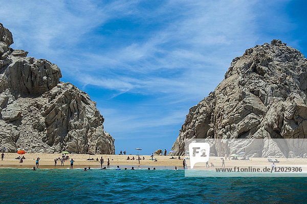 Touristen am Sandstrand  Lands End  Los Cabos  Baja California  Mexiko  Mittelamerika