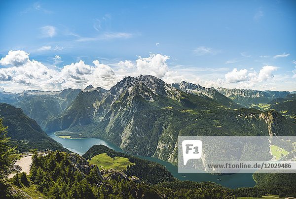 Aussichtsplattform mit Blick auf den Königssee und Watzmann vom Jenner aus  Nationalpark Berchtesgaden  Berchtesgadener Land  Oberbayern  Bayern  Deutschland  Europa