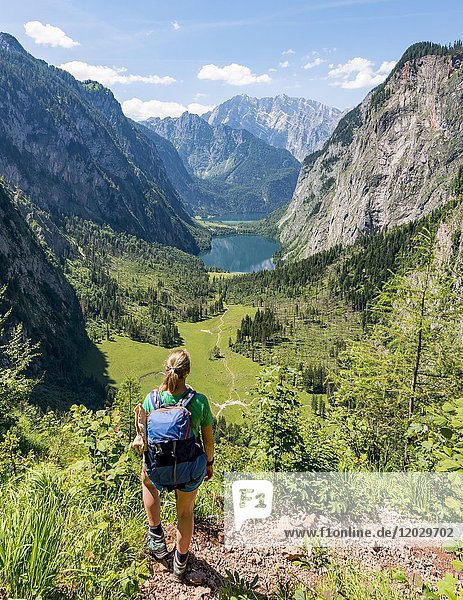 Ausblick auf den Obersee und Königsee, Wanderin auf dem Röthsteig, hinten Watzmann, Berchtesgaden, Oberbayern, Bayern, Deutschland, Europa