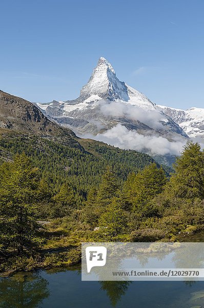 Schneebedecktes Matterhorn hinter dem Grindijsee  Wallis  Schweiz  Europa