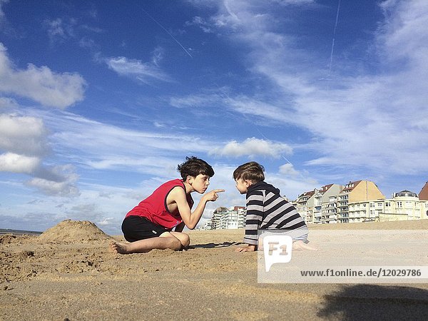 Zwei Kinder am Strand  Knokke-Heist  Vlaanderen  Belgien  Europa