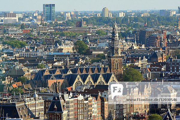 Altstadt mit der Alten Kirche (Oude Kerk) und Skyline  vom Aussichtspunkt Amsgterdam  Amsterdam  Nordholland  Holland  Niederlande