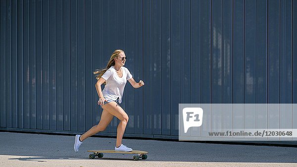 Frau  22 Jahre alt  fährt auf Longboard