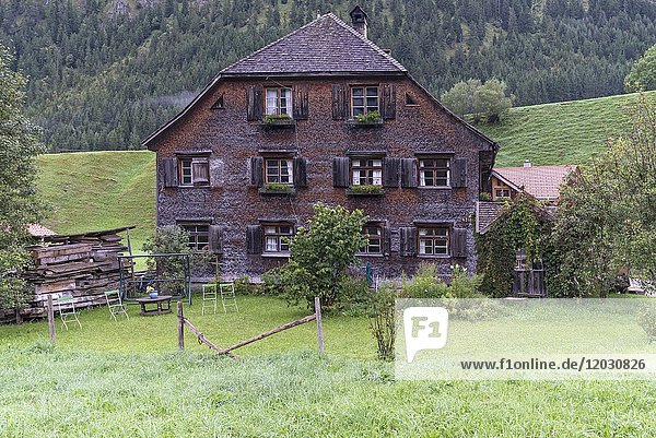 Altes Bauernhaus mit Schindelfassade  um 1820  Hinterstein  Bad Hindelang  Allgäu  Bayern  Deutschland  Europa