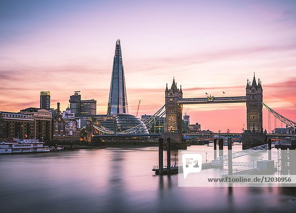 Themse  Themse  Tower Bridge  The Shard  Sonnenuntergang  Wasserspiegelung  Southwark  St Katharine's & Wapping  London  England  Großbritannien
